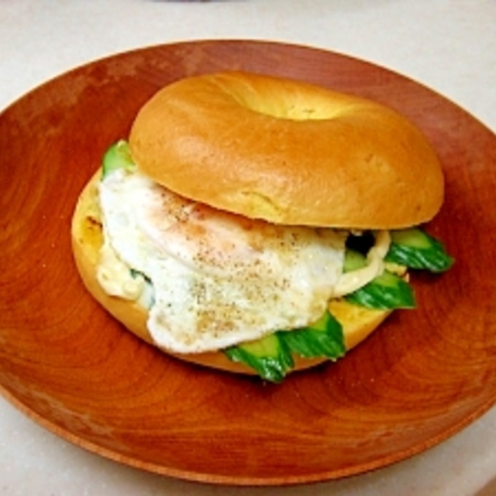 *ベーグルの目玉焼きサンド*